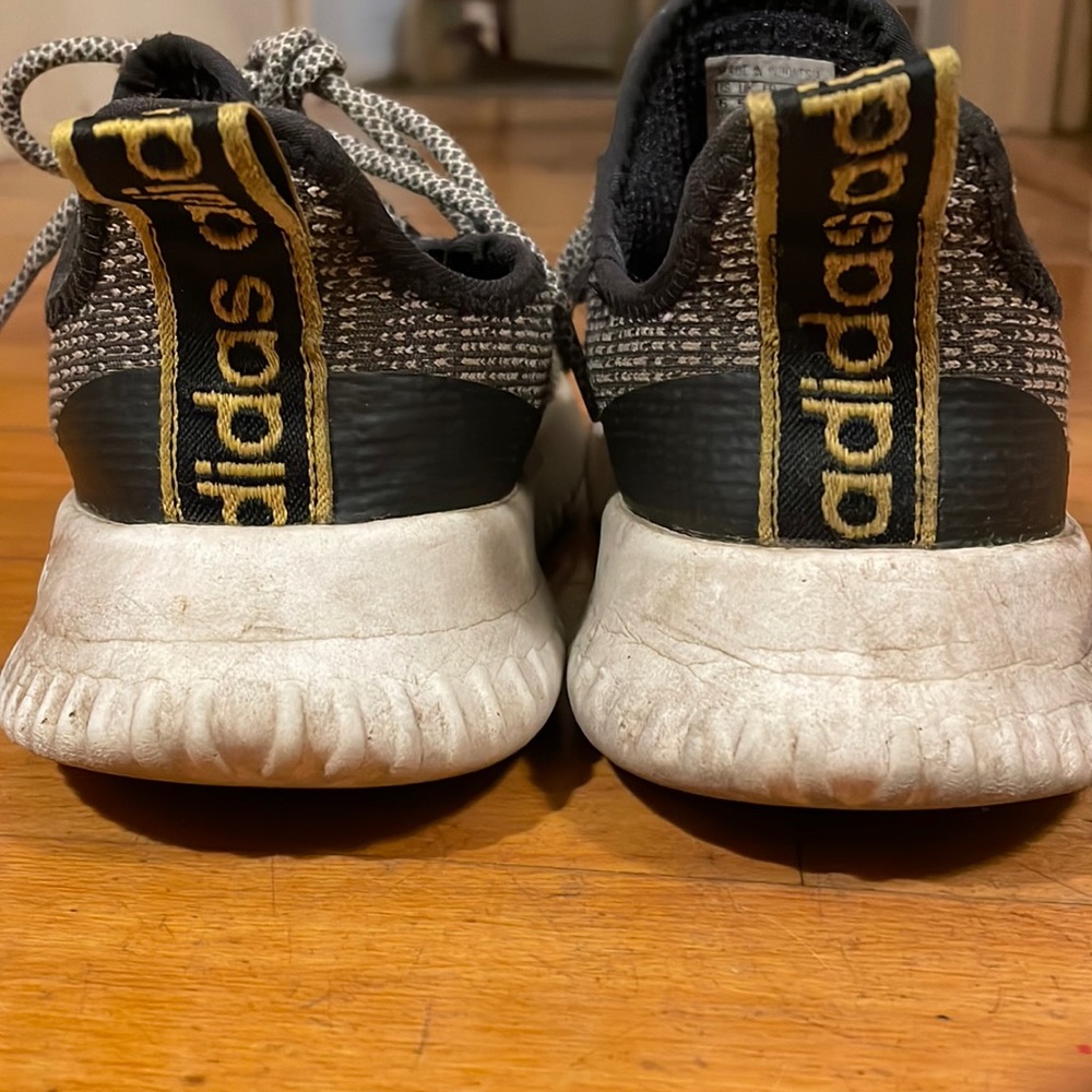 Kids Adidas Cloudfoam Sneakers. U.S. Size 6